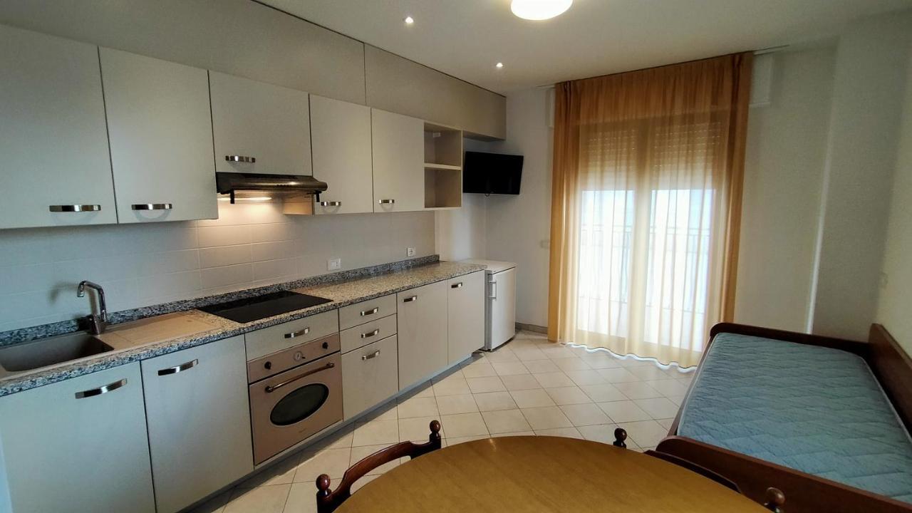 Residence Alla Rotonda Lido di Jesolo Oda fotoğraf