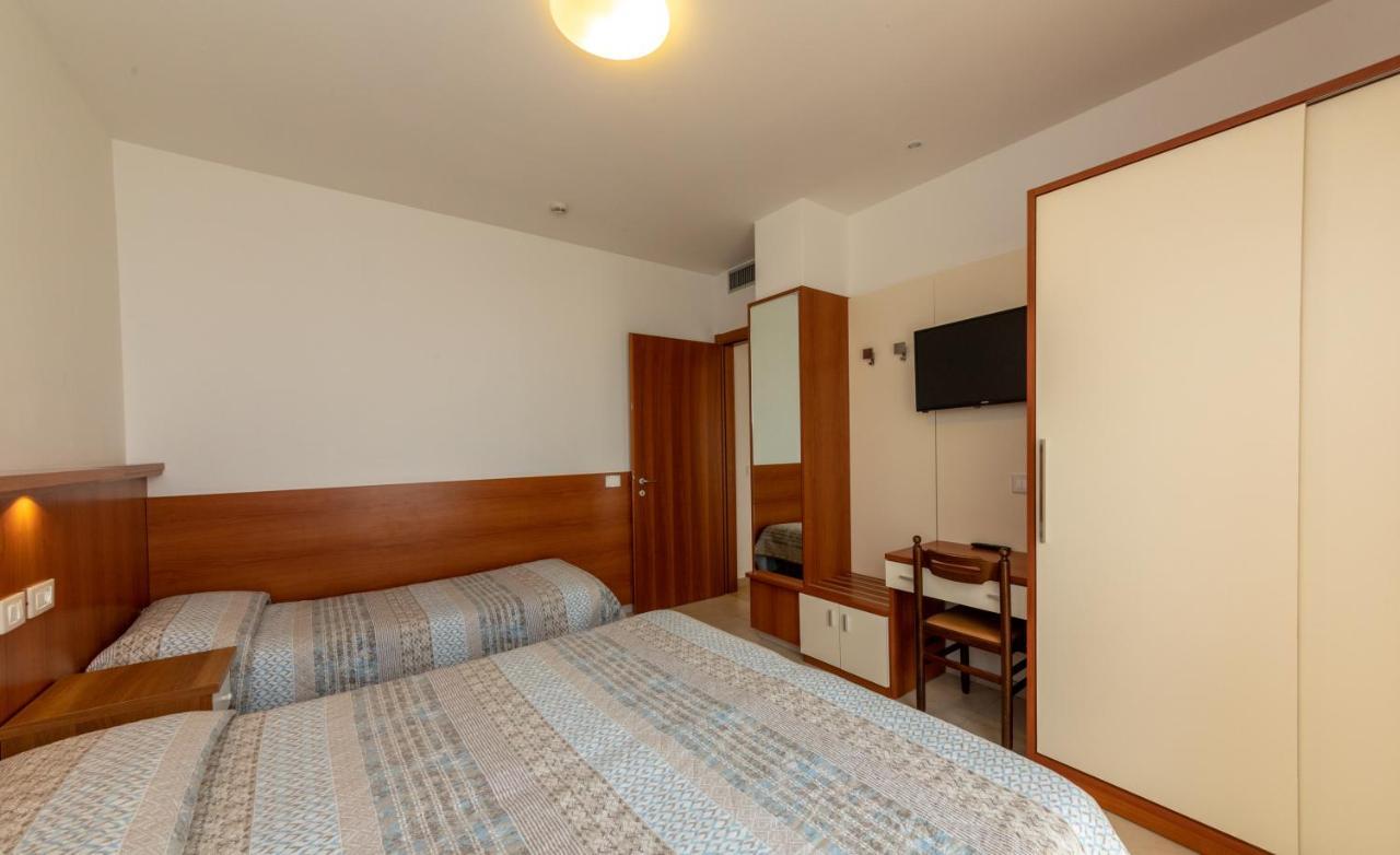 Residence Alla Rotonda Lido di Jesolo Oda fotoğraf
